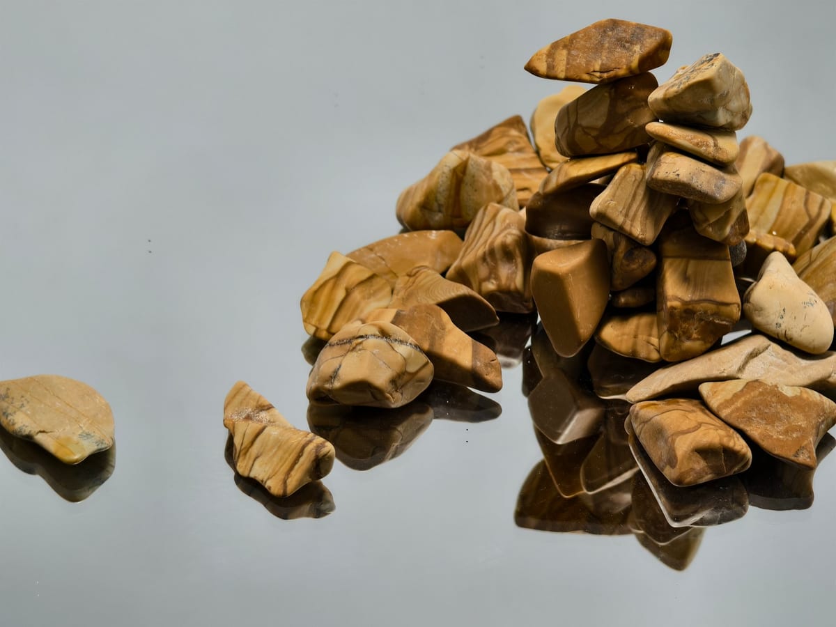 暖褐色调的天然木纹石（景观碧玉）